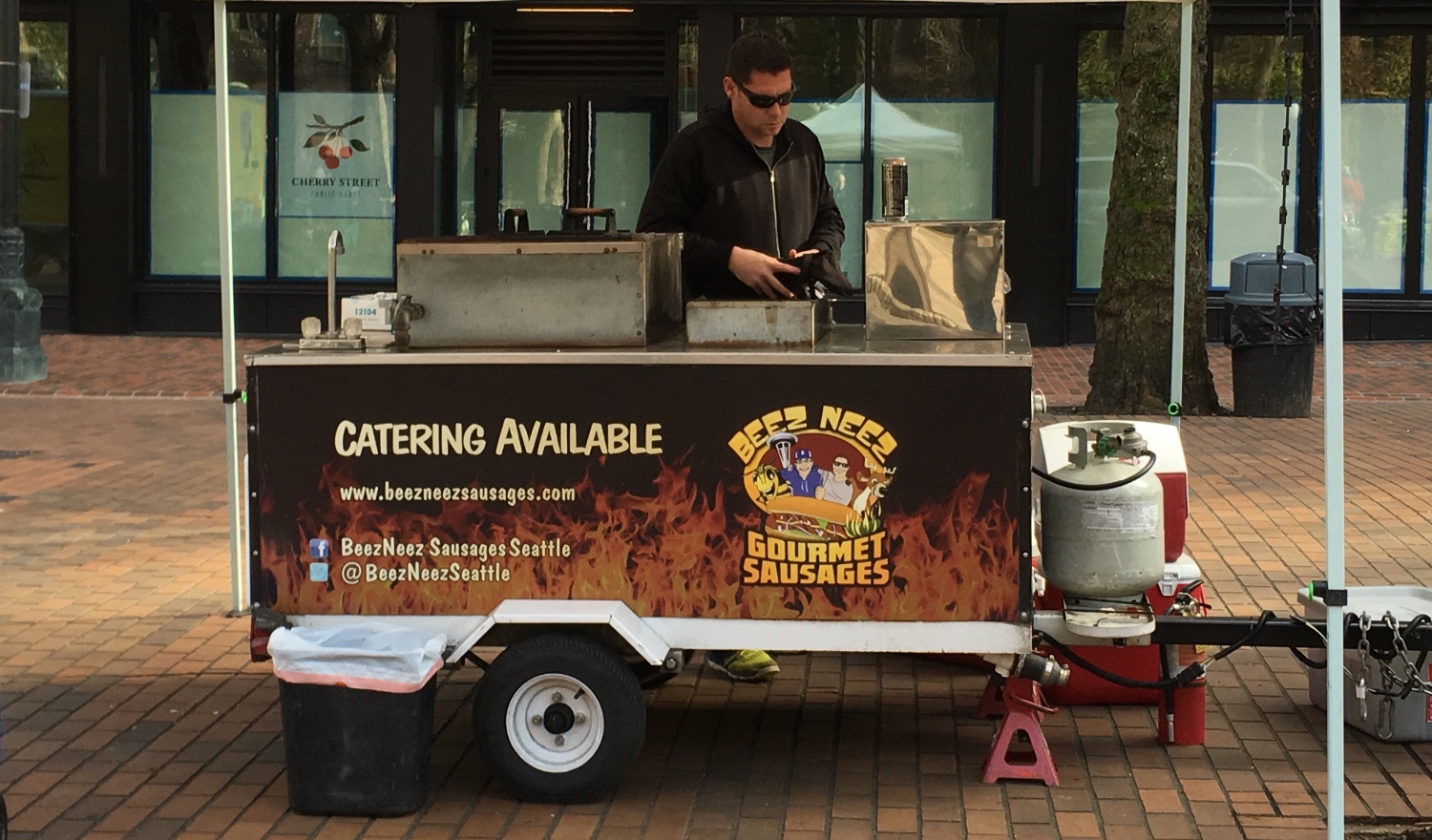 BeezNeez Gourmet Sausages Food Cart Schedule Hot Dogs Food Cart